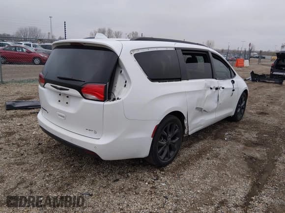 ✅ 2018 Chrysler Pacifica Touring L Plus • VIN: 2C4RC1EG8JR338070 • Lot: 43731413. Wystawiony na IAAI z przebiegiem 169 772 mil. Bezpłatny archiwum sprzedaży aukcyjnych z USA i szczegółowy raport historii pojazdu na DreamBid. Zdjęcie 4.