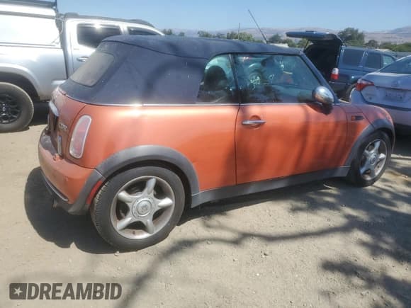 ✅ 2005 MINI Convertible • VIN: WMWRF33555TG13641 • Лот: 68516545. Опубликован ранее на Copart с пробегом 155 542 миль. Бесплатный доступ к архиву аукционных продаж из США и подробный отчёт об истории автомобиля на DreamBid. Изображение 3.