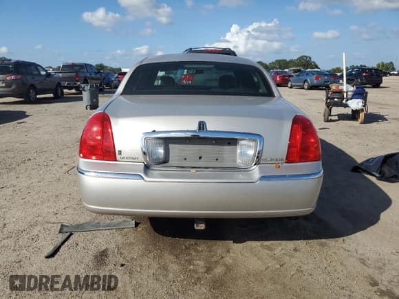✅ 2008 Lincoln Town Car Limited • VIN: 2LNHM82W78X645471 • Lot: 85371405. Wystawiony na Copart z przebiegiem 113 689 mil. Bezpłatny archiwum sprzedaży aukcyjnych z USA i szczegółowy raport historii pojazdu na DreamBid. Zdjęcie 6.