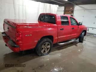 2008 Dodge Dakota SLT z VIN 1D7HW48N08S613234, wystawiony jako Copart lot #74524974 z przebiegiem 155 504 mil mil oraz Szkoda całkowita • Salvage title. Historia ofert i sprzedaży dostępna na DreamBid. Obrazek 3.
