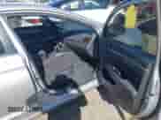 2020 Hyundai Elantra SEL z VIN 5NPD84LF5LH597624, wystawiony jako IAAI lot #43175433 z przebiegiem 51 980 mil mil oraz . Historia ofert i sprzedaży dostępna na DreamBid. Obrazek 5.