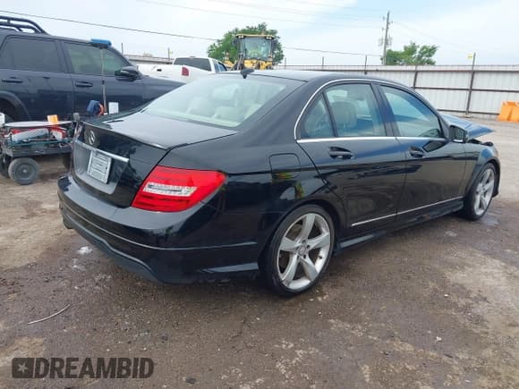 ✅ 2014 Mercedes-Benz C 250 Sport • VIN: WDDGF4HB2EA968117 • Lot: 42105598. Wystawiony na IAAI z przebiegiem 119 237 mil. Bezpłatny archiwum sprzedaży aukcyjnych z USA i szczegółowy raport historii pojazdu na DreamBid. Zdjęcie 4.