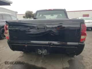 2005 Chevrolet Silverado 1500 LS z VIN 2GCEC19T051174209, wystawiony jako Copart lot #71969214 z przebiegiem 199 192 mil mil oraz Szkoda całkowita • Salvage title. Historia ofert i sprzedaży dostępna na DreamBid. Obrazek 6.