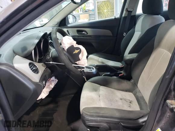 2011 Chevrolet Cruze LS z VIN 1G1PC5SH2B7185726, wystawiony jako Copart lot #71673065 z przebiegiem 229 657 mil mil oraz Szkoda całkowita • Salvage title. Historia ofert i sprzedaży dostępna na DreamBid. Obrazek 7.