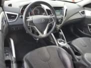 ✅ 2012 Hyundai Veloster w/Red Int • VIN: KMHTC6AD8CU053417 • Lot: 74477404. Wystawiony na Copart z przebiegiem 82 254 mil. Bezpłatny archiwum sprzedaży aukcyjnych z USA i szczegółowy raport historii pojazdu na DreamBid. Zdjęcie 8.