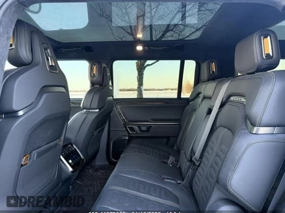 ✅ 2022 Rivian R1S Launch Edition • VIN: 7PDSGABL9NN002043 • Lot: 41372850. Wystawiony na IAAI z przebiegiem 10 917 mil. Bezpłatny archiwum sprzedaży aukcyjnych z USA i szczegółowy raport historii pojazdu na DreamBid. Zdjęcie 8.