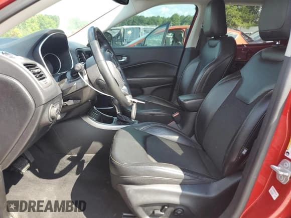 ✅ 2018 Jeep Compass Latitude • VIN: 3C4NJCBB5JT468555 • Lot: 64379375. Wystawiony na Copart z przebiegiem 73 292 mil. Bezpłatny archiwum sprzedaży aukcyjnych z USA i szczegółowy raport historii pojazdu na DreamBid. Zdjęcie 7.