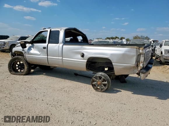 ✅ 2002 Dodge 2500 • VIN: 3B7KF23662M303237 • Лот: 84216045. Опубликован ранее на Copart с пробегом Не указан. Бесплатный доступ к архиву аукционных продаж из США и подробный отчёт об истории автомобиля на DreamBid. Изображение 2.