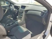 ✅ 2013 Hyundai Genesis Coupe 2.0T • VIN: KMHHT6KD7DU113192 • Lot: 65593565. Wystawiony na Copart z przebiegiem 128 736 mil. Bezpłatny archiwum sprzedaży aukcyjnych z USA i szczegółowy raport historii pojazdu na DreamBid. Zdjęcie 8.