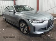 ✅ 2023 BMW i4 eDrive35 • VIN: WBY43AW00PFP38974 • Lot: 43702669. Wystawiony na IAAI z przebiegiem 44 425 mil. Bezpłatny archiwum sprzedaży aukcyjnych z USA i szczegółowy raport historii pojazdu na DreamBid. Zdjęcie 1.