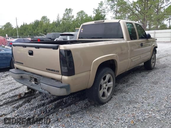 ✅ 2004 Chevrolet Silverado 1500 • VIN: 2GCEK19TX41141087 • Лот: 43495153. Опубликован ранее на IAAI с пробегом 215 113 миль. Бесплатный доступ к архиву аукционных продаж из США и подробный отчёт об истории автомобиля на DreamBid. Изображение 4.