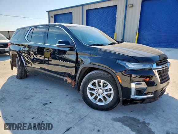 ✅ 2023 Chevrolet Traverse LS • VIN: 1GNERFKW0PJ319698 • Lot: 85741975. Wystawiony na Copart z przebiegiem 42 554 mil. Bezpłatny archiwum sprzedaży aukcyjnych z USA i szczegółowy raport historii pojazdu na DreamBid. Zdjęcie 4.
