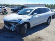 ✅ 2022 Buick Enclave Essence • VIN: 5GAERBKW9NJ138390 • Lot: 43701247. Wystawiony na IAAI z przebiegiem 48 855 mil. Bezpłatny archiwum sprzedaży aukcyjnych z USA i szczegółowy raport historii pojazdu na DreamBid. Zdjęcie 2.