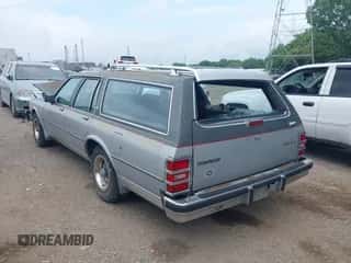 1986 Chevrolet Caprice z VIN 1G1BN35Y3GX198075, wystawiony jako IAAI lot #42616295 z przebiegiem 95 011 mil mil oraz . Historia ofert i sprzedaży dostępna na DreamBid. Obrazek 3.