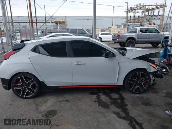 2020 Hyundai Veloster z VIN KMHT36AH6LU008009, wystawiony jako IAAI lot #41775605 z przebiegiem 84 029 mil mil oraz . Historia ofert i sprzedaży dostępna na DreamBid. Obrazek 13.