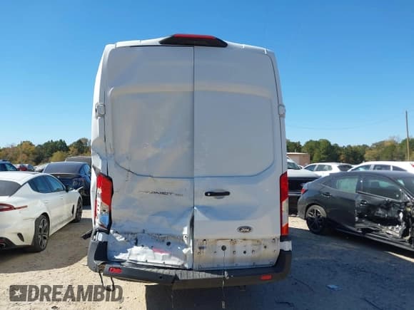 ✅ 2021 Ford Transit Cargo • VIN: 1FTBW3X83MKA14151 • Lot: 43493696. Wystawiony na IAAI z przebiegiem 102 256 mil. Bezpłatny archiwum sprzedaży aukcyjnych z USA i szczegółowy raport historii pojazdu na DreamBid. Zdjęcie 16.