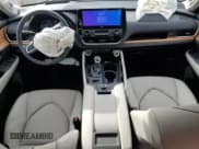 ✅ 2025 Toyota Highlander XLE • VIN: 5TDAAAB52SS081132 • Lot: 84805175. Wystawiony na Copart z przebiegiem 7 140 mil. Bezpłatny archiwum sprzedaży aukcyjnych z USA i szczegółowy raport historii pojazdu na DreamBid. Zdjęcie 8.