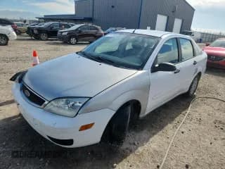 ✅ 2005 Ford Focus S • VIN: 1FAFP34N05W290649 • Lot: 90919625. Listed on Copart with 242,434 mi. Free auction sales archive from the USA and detailed vehicle history report at DreamBid. Image 1.