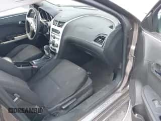 2012 Chevrolet Malibu 1LT z VIN 1G1ZC5E01CF306817, wystawiony jako IAAI lot #43376384 z przebiegiem 126 966 mil mil oraz . Historia ofert i sprzedaży dostępna na DreamBid. Obrazek 5.