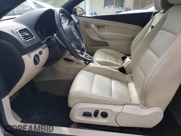 ✅ 2016 Volkswagen Eos Komfort • VIN: WVWBW8AH1GV000113 • Lot: 81714925. Wystawiony na Copart z przebiegiem 84 769 mil. Bezpłatny archiwum sprzedaży aukcyjnych z USA i szczegółowy raport historii pojazdu na DreamBid. Zdjęcie 7.