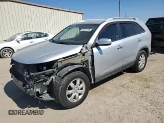 ✅ 2012 Kia Sorento LX • VIN: 5XYKTDA60CG218156 • Лот: 82212105. Опубликован ранее на Copart с пробегом 153 124 миль. Бесплатный доступ к архиву аукционных продаж из США и подробный отчёт об истории автомобиля на DreamBid. Изображение 1.