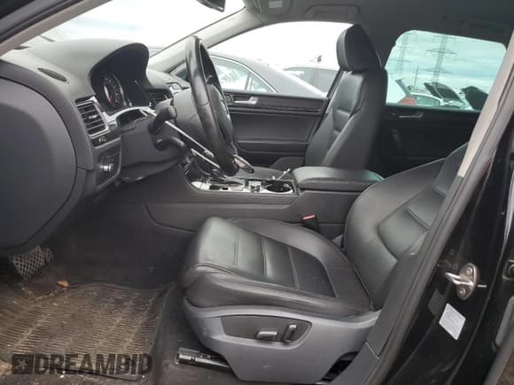 ✅ 2012 Volkswagen Touareg Sport • VIN: WVGFF9BP7CD001145 • Lot: 87206215. Wystawiony na Copart z przebiegiem 115 306 mil. Bezpłatny archiwum sprzedaży aukcyjnych z USA i szczegółowy raport historii pojazdu na DreamBid. Zdjęcie 7.