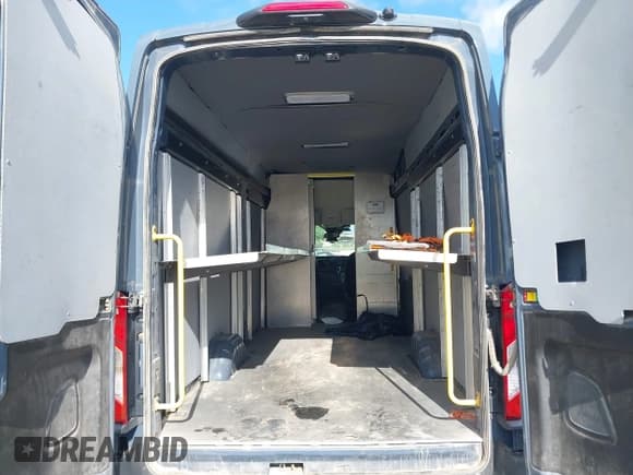 ✅ 2021 Ford Transit Cargo • VIN: 1FTBR3X89MKA54791 • Lot: 42515449. Wystawiony na IAAI z przebiegiem 57 847 mil. Bezpłatny archiwum sprzedaży aukcyjnych z USA i szczegółowy raport historii pojazdu na DreamBid. Zdjęcie 8.