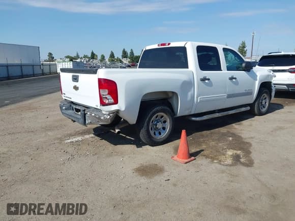 ✅ 2011 Chevrolet Silverado 1500 LS • VIN: 3GCPCREA5BG408018 • Lot: 43217341. Wystawiony na IAAI z przebiegiem 190 884 mil. Bezpłatny archiwum sprzedaży aukcyjnych z USA i szczegółowy raport historii pojazdu na DreamBid. Zdjęcie 4.
