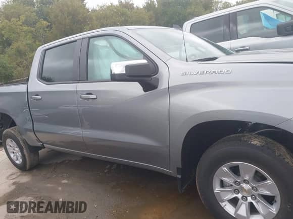 2026 Chevrolet Silverado 1500 LT z VIN 3GCUKDED5TG116874, wystawiony jako IAAI lot #43568713 z przebiegiem 1 845 mil mil oraz . Historia ofert i sprzedaży dostępna na DreamBid. Obrazek 14.