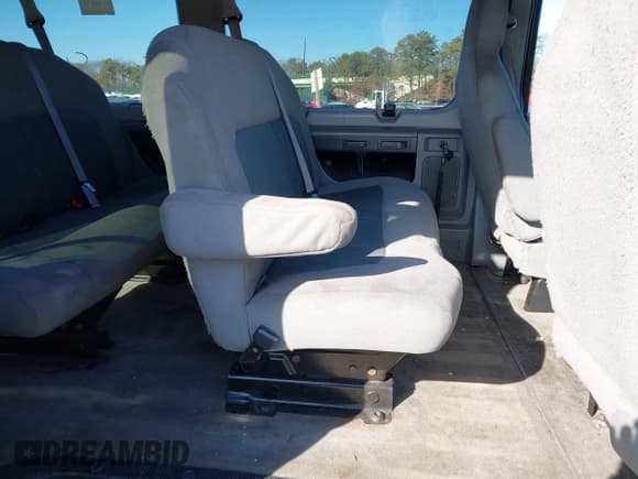 ✅ 2014 Ford Econoline Passenger XL • VIN: 1FBSS3BL1EDB21149 • Lot: 41529261. Wystawiony na IAAI z przebiegiem Nie podano. Bezpłatny archiwum sprzedaży aukcyjnych z USA i szczegółowy raport historii pojazdu na DreamBid. Zdjęcie 8.