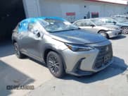 ✅ 2024 Lexus NX 350 Premium • VIN: 2T2GGCEZ5RC049342 • Lot: 39795677. Wystawiony na IAAI z przebiegiem Nie podano. Bezpłatny archiwum sprzedaży aukcyjnych z USA i szczegółowy raport historii pojazdu na DreamBid. Zdjęcie 1.