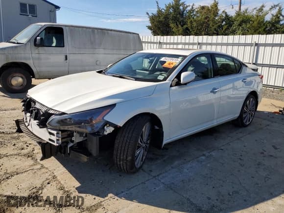 ✅ 2023 Nissan Altima SL • VIN: 1N4BL4EW2PN300033 • Лот: 84220415. Опубликован ранее на Copart с пробегом 26 256 миль. Бесплатный доступ к архиву аукционных продаж из США и подробный отчёт об истории автомобиля на DreamBid. Изображение 1.