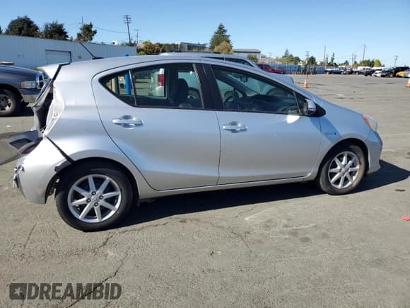 ✅ 2013 Toyota Prius Two • VIN: JTDKDTB32D1045351 • Lot: 82605715. Wystawiony na Copart z przebiegiem 73 919 mil. Bezpłatny archiwum sprzedaży aukcyjnych z USA i szczegółowy raport historii pojazdu na DreamBid. Zdjęcie 3.