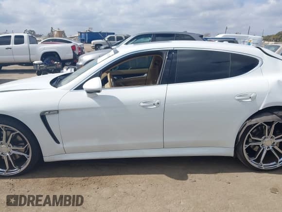 ✅ 2013 Porsche Panamera S • VIN: WP0AB2A71DL060847 • Lot: 43437409. Wystawiony na IAAI z przebiegiem 56 180 mil. Bezpłatny archiwum sprzedaży aukcyjnych z USA i szczegółowy raport historii pojazdu na DreamBid. Zdjęcie 14.