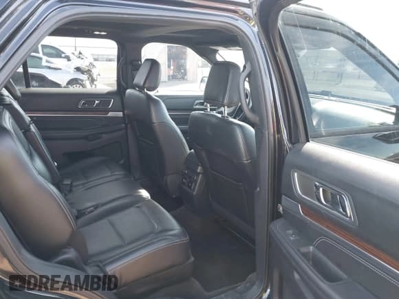 ✅ 2018 Ford Explorer Limited • VIN: 1FM5K8F88JGB57985 • Lot: 43613988. Wystawiony na IAAI z przebiegiem 114 667 mil. Bezpłatny archiwum sprzedaży aukcyjnych z USA i szczegółowy raport historii pojazdu na DreamBid. Zdjęcie 8.