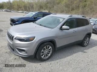 ✅ 2019 Jeep Cherokee Latitude Plus • VIN: 1C4PJLLB7KD110615 • Lot: 54757225. Wystawiony na Copart z przebiegiem 114 840 mil. Bezpłatny archiwum sprzedaży aukcyjnych z USA i szczegółowy raport historii pojazdu na DreamBid. Zdjęcie 1.