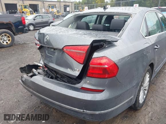 ✅ 2016 Volkswagen Passat SE • VIN: 1VWBT7A3XGC025611 • Lot: 43304037. Wystawiony na IAAI z przebiegiem 203 576 mil. Bezpłatny archiwum sprzedaży aukcyjnych z USA i szczegółowy raport historii pojazdu na DreamBid. Zdjęcie 17.