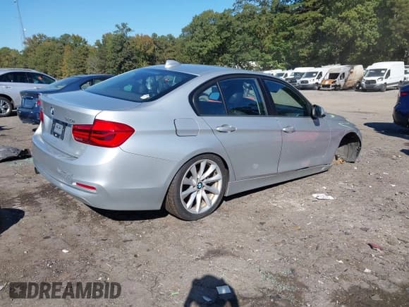 ✅ 2018 BMW 3 Series 320i xDrive • VIN: WBA8A3C56JA491482 • Lot: 43374501. Listed on IAAI with 109,412 mi. Free auction sales archive from the USA and detailed vehicle history report at DreamBid. Image 4.