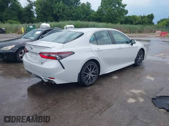 2022 Toyota Camry SE with VIN 4T1G11BK7NU047795, listed as a IAAI auction lot 42636810 with 59,439 mi miles and . Bid and sale history available at DreamBid. Image 4.