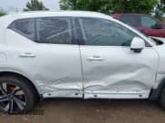 ✅ 2024 Volvo XC40 Ultimate Bright Theme • VIN: YV4L12UF8R2265543 • Lot: 42546549. Wystawiony na IAAI z przebiegiem Nie podano. Bezpłatny archiwum sprzedaży aukcyjnych z USA i szczegółowy raport historii pojazdu na DreamBid. Zdjęcie 6.