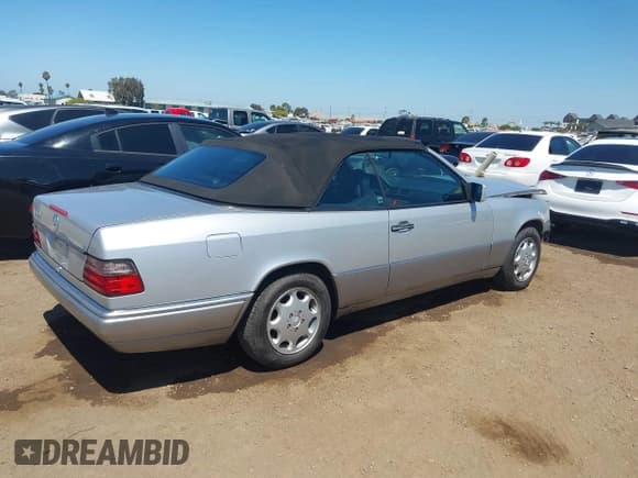 ✅ 1994 Mercedes-Benz E 320 • VIN: WDBEA66E2RC137170 • Lot: 42854032. Wystawiony na IAAI z przebiegiem 103 757 mil. Bezpłatny archiwum sprzedaży aukcyjnych z USA i szczegółowy raport historii pojazdu na DreamBid. Zdjęcie 4.