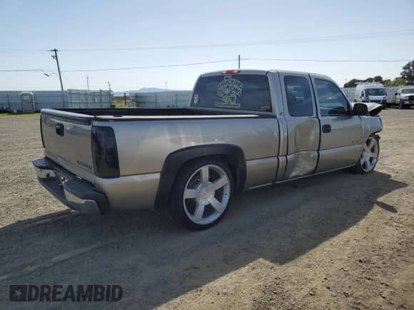 2001 Chevrolet Silverado 1500 LT z VIN 1GCEC19T01Z328774, wystawiony jako Copart lot #51870105 z przebiegiem Nie podano mil oraz Szkoda całkowita • Salvage title. Historia ofert i sprzedaży dostępna na DreamBid. Obrazek 3.