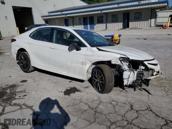 2022 Toyota Camry SE z VIN 4T1G11AK1NU666409, wystawiony jako Copart lot #70895345 z przebiegiem 109 652 mil mil oraz Szkoda całkowita • Salvage title. Historia ofert i sprzedaży dostępna na DreamBid. Obrazek 4.