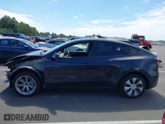 ✅ 2024 Tesla Model Y Long Range • VIN: 7SAYGAEE8RF021835 • Lot: 43228941. Wystawiony na IAAI z przebiegiem 23 959 mil. Bezpłatny archiwum sprzedaży aukcyjnych z USA i szczegółowy raport historii pojazdu na DreamBid. Zdjęcie 13.