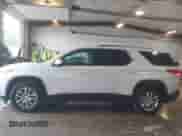 2018 Chevrolet Traverse LT Cloth z VIN 1GNERGKW6JJ260945, wystawiony jako IAAI lot #43031586 z przebiegiem 205 121 mil mil oraz . Historia ofert i sprzedaży dostępna na DreamBid. Obrazek 14.