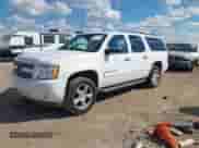 2008 Chevrolet Suburban LTZ z VIN 1GNFK16318R127690, wystawiony jako IAAI lot #43424584 z przebiegiem 278 244 mil mil oraz . Historia ofert i sprzedaży dostępna na DreamBid. Obrazek 16.