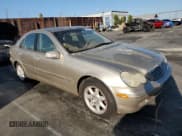 ✅ 2002 Mercedes-Benz C 230/260/280/320 • VIN: WDBRF61JX2F136182 • Lot: 85546695. Wystawiony na Copart z przebiegiem 71 801 mil. Bezpłatny archiwum sprzedaży aukcyjnych z USA i szczegółowy raport historii pojazdu na DreamBid. Zdjęcie 4.