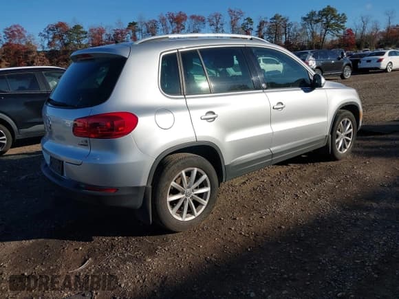 ✅ 2017 Volkswagen Tiguan Wolfsburg Edition • VIN: WVGSV7AX9HK020953 • Lot: 43595885. Listed on IAAI with 127,773 mi. Free auction sales archive from the USA and detailed vehicle history report at DreamBid. Image 4.