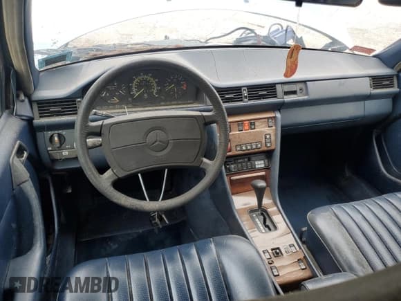 ✅ 1987 Mercedes-Benz 260 • VIN: WDBEA26D3HA496232 • Lot: 67275325. Wystawiony na Copart z przebiegiem 140 139 mil. Bezpłatny archiwum sprzedaży aukcyjnych z USA i szczegółowy raport historii pojazdu na DreamBid. Zdjęcie 8.