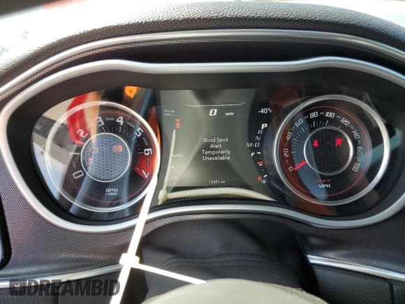 ✅ 2015 Dodge Challenger SRT 392 • VIN: 2C3CDZDJ9FH764382 • Lot: 62160635. Wystawiony na Copart z przebiegiem 13 451 mil. Bezpłatny archiwum sprzedaży aukcyjnych z USA i szczegółowy raport historii pojazdu na DreamBid. Zdjęcie 9.